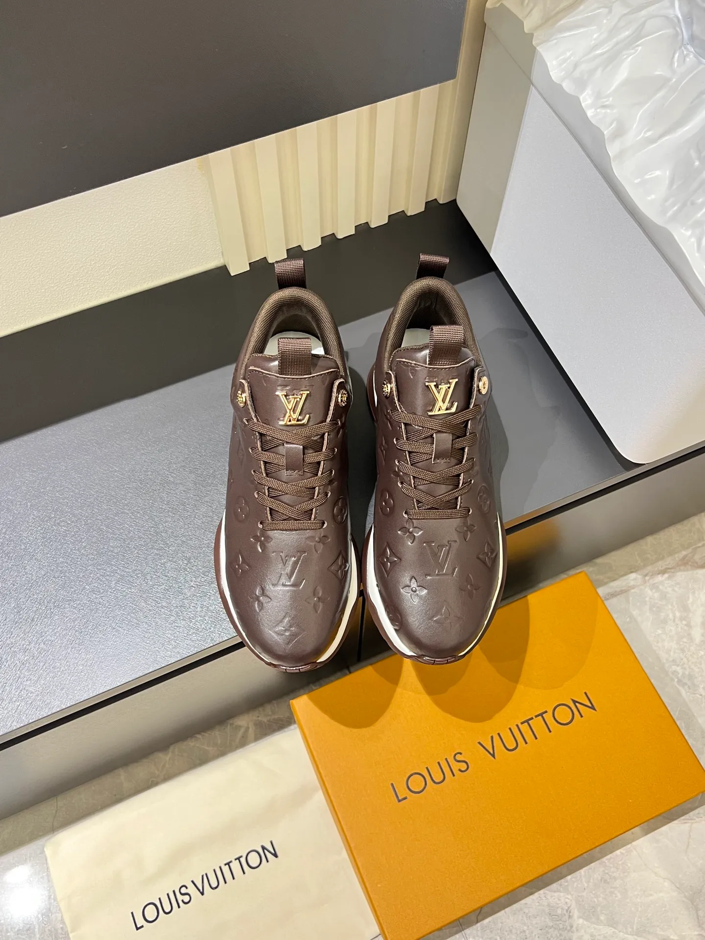 p520 "LOUI* VUITTO*" popular men's casual shoes, genuine development in Italy💯purchasing level quality✔️The upper is made of first-layer cowhide, comfortable and soft sheepskin feet⚡️Fashionable and versatile, the toe last shape is firm and full, and the soles are made from original LV molds and can be freely entered and exited the counter. Light and comfortable on the feet~Purely handmade, details determine quality! Size:39-44!